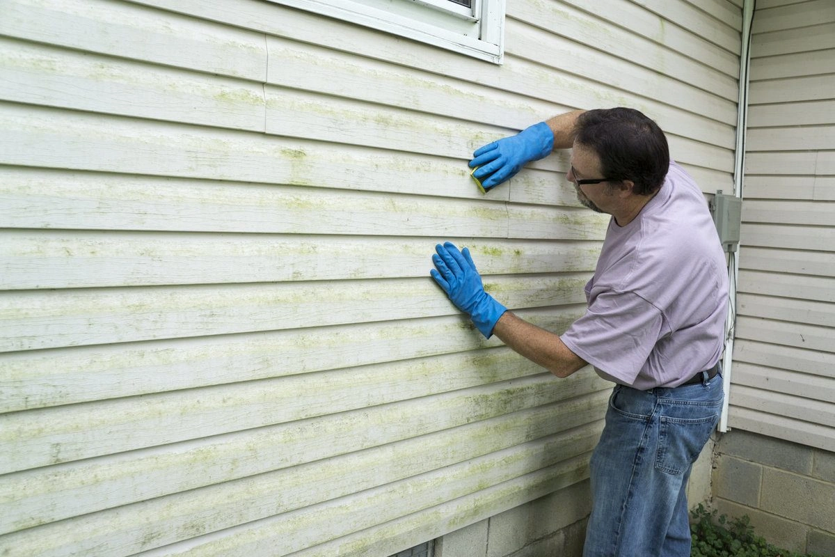 Siding Repair Kissimmee FL - IKMORA siding contractor at work